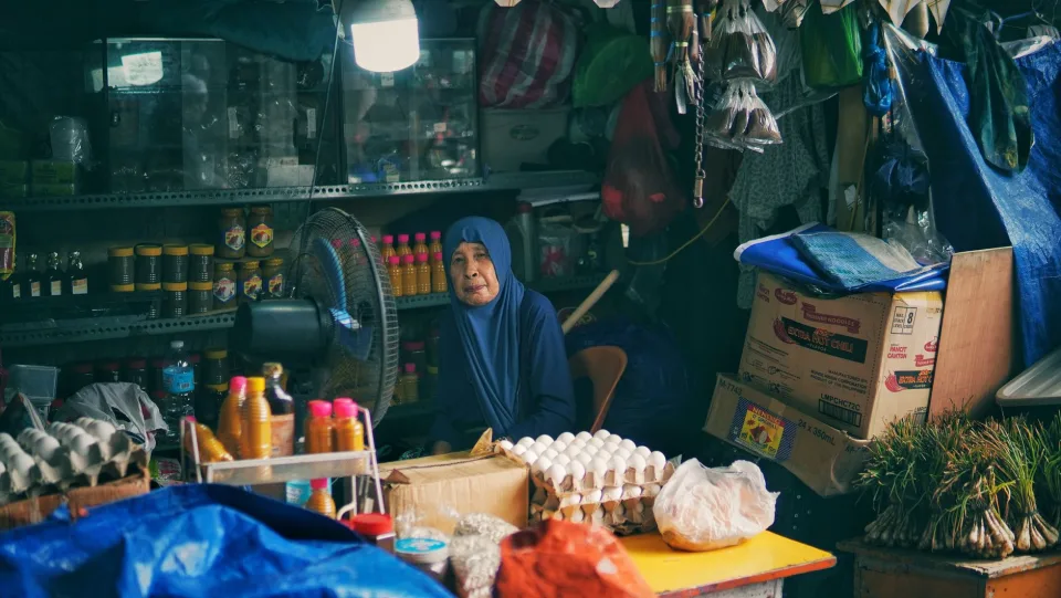 Khách chọn rau củ tươi